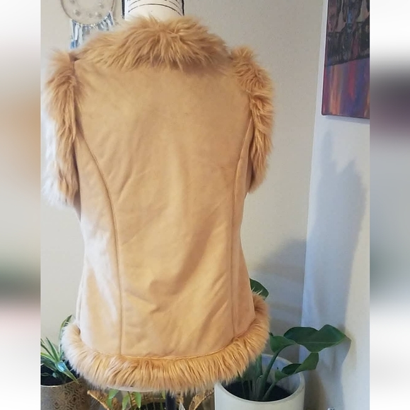 VINTAGE FUR LINED, FLOWER EMBROIDERED VEST🌼 EU CONDITION - Picture 10 of 16